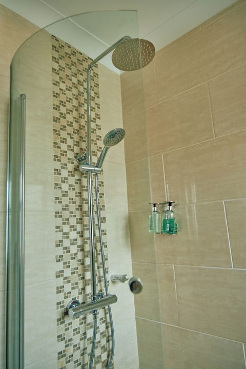 Classic Double Room | Bathroom | Free toiletries