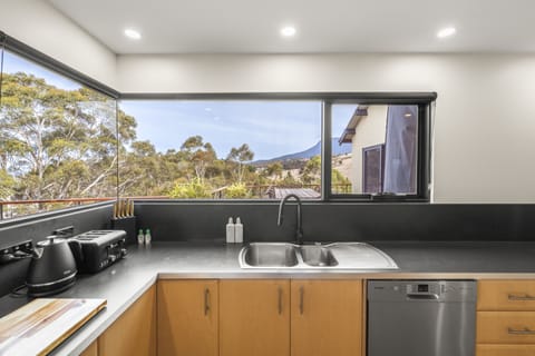 Deluxe House, Mountain View | 4 bedrooms, individually decorated, individually furnished, desk