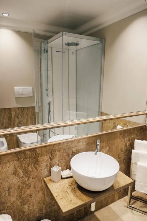 Suite | Bathroom | Shower, free toiletries, hair dryer, bathrobes