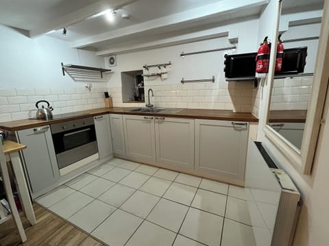 Cottage | Private kitchen | Fridge, electric kettle, toaster, cookware/dishes/utensils