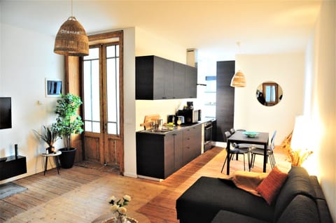 Family Apartment, Courtyard View | Living area | Smart TV, Netflix, streaming services