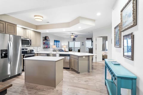 Condo, Multiple Beds, Balcony (Majestic Lakeview Destination) | Private kitchen | Coffee/tea maker