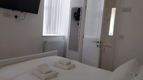 Double Room (Room 4) | Bed sheets