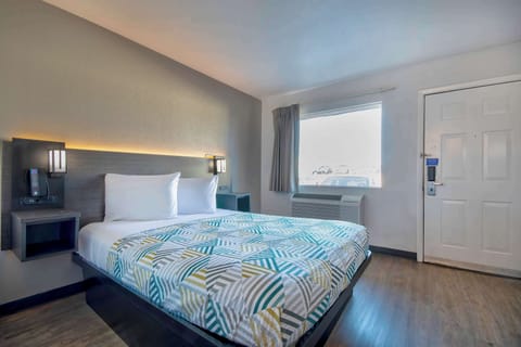 Standard Room, 1 Queen Bed, Non Smoking | Free WiFi, bed sheets