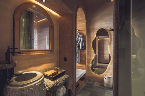 Grand Suite | Bathroom | Separate tub and shower, deep soaking tub, rainfall showerhead