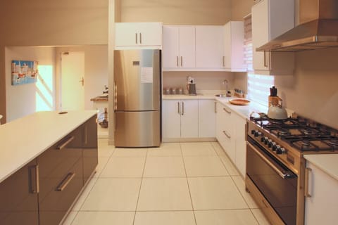 Full-size fridge, microwave, oven, stovetop