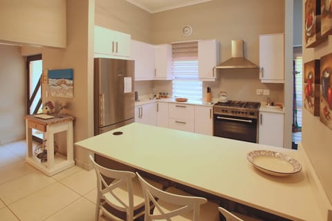 Full-size fridge, microwave, oven, stovetop