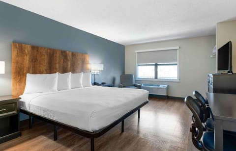 Studio, 1 King Bed, Non Smoking | Desk, blackout drapes, iron/ironing board, free WiFi