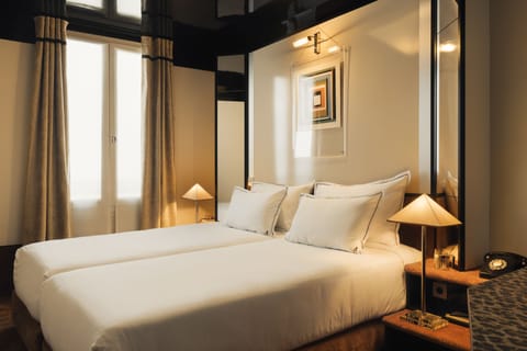 In-room safe, soundproofing, iron/ironing board, free WiFi
