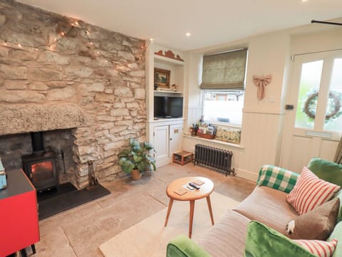 Cottage | Living area | Fireplace