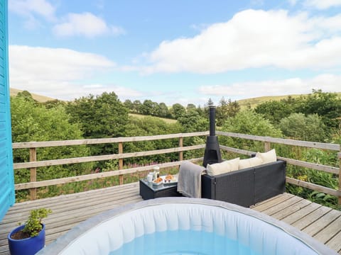 Cottage | Outdoor spa tub