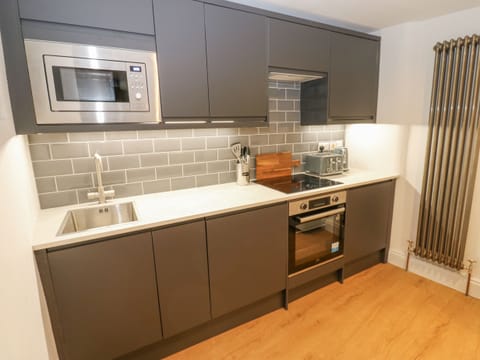 Dishwasher, electric kettle, cookware/dishes/utensils