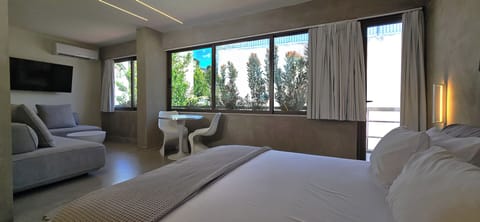 Deluxe Suite, Courtyard View | 1 bedroom, hypo-allergenic bedding, down comforters, pillowtop beds