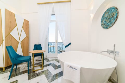 Deluxe Room, 1 King Bed, Bathtub | Premium bedding, memory foam beds, in-room safe, desk