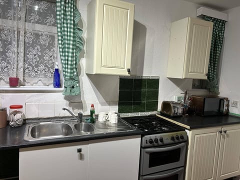 House | Private kitchen | Microwave, oven, stovetop, electric kettle