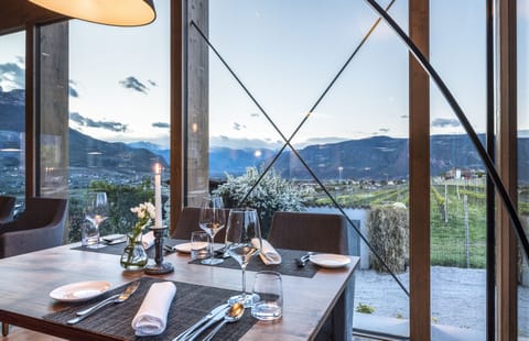 2 restaurants; breakfast, lunch, and dinner served
