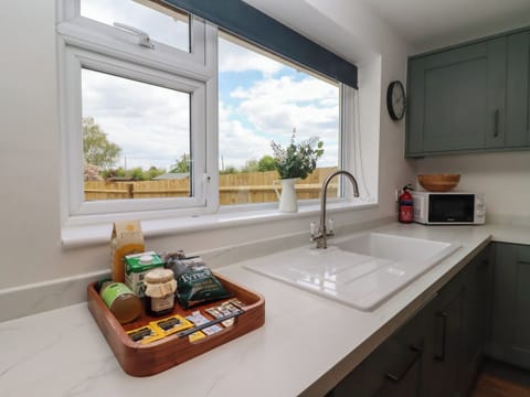 Cottage | Private kitchen | Fridge, dishwasher, electric kettle, toaster