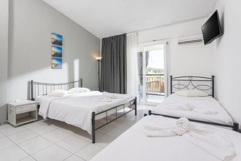 Family Room | Desk, laptop workspace, free WiFi