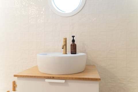 Superior Room | Bathroom | Shower, towels