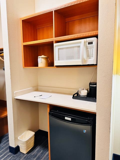 Luxury Room, 1 King Bed with Sofa bed, Non Smoking, Jacuzzi | Blackout drapes, iron/ironing board, free WiFi, bed sheets