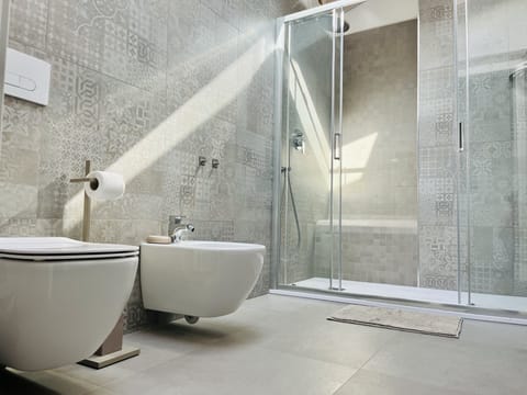 Standard Room, Sea View | Bathroom | Free toiletries, hair dryer