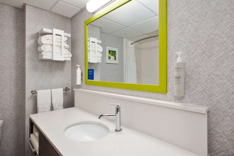 Standard Guestroom Two Doubles | Bathroom | Free toiletries, hair dryer, towels