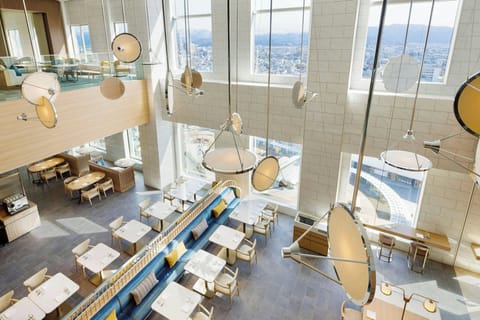 2 restaurants; breakfast, lunch, and dinner served