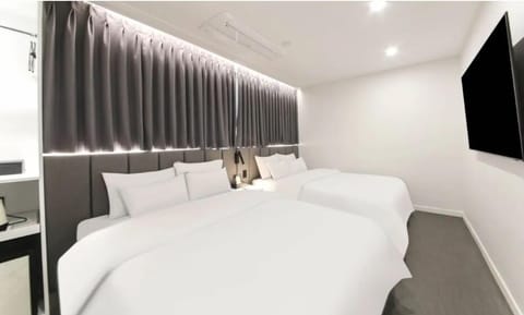 Family Room | Hypo-allergenic bedding, memory foam beds, desk, free WiFi