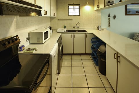 Comfort House | Private kitchen | Full-size fridge, microwave, oven, stovetop