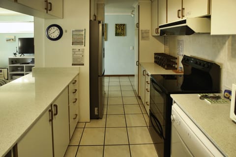 Comfort House | Private kitchen | Full-size fridge, microwave, oven, stovetop