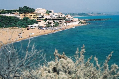 Beach nearby, white sand, beach bar