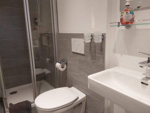 Classic Twin Room | Bathroom | Shower, hair dryer, towels, soap