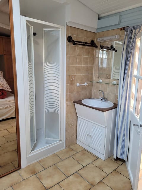 Classic Double Room, Private Bathroom (La Cache-Cache) | Bathroom | Shower, towels
