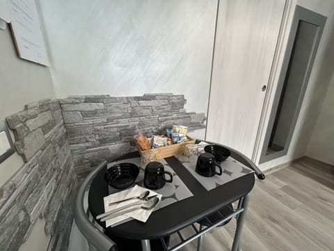 Camera Classic Stone Room | Hypo-allergenic bedding, desk, laptop workspace, free WiFi