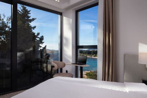 DELUXE SUITE | Hypo-allergenic bedding, minibar, in-room safe, desk