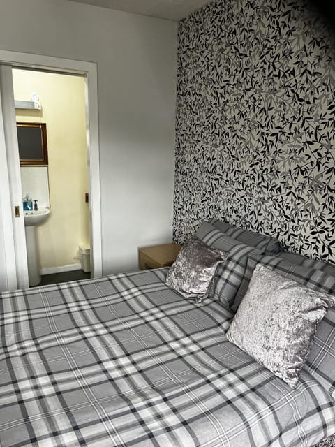 Signature Double Room | Laptop workspace, free WiFi