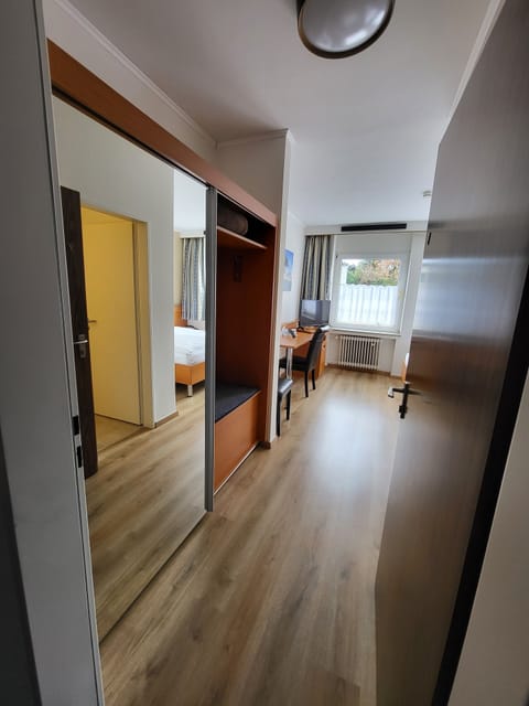 Comfort Room | Living area | 1-cm flat-screen TV with premium channels, TV