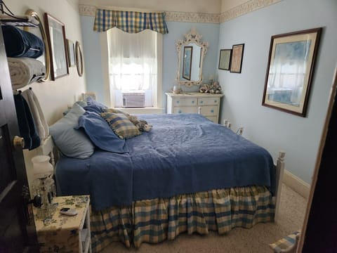 Basic Room, 1 King Bed | Individually decorated, individually furnished, iron/ironing board