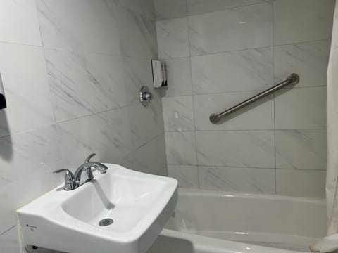 Basic Single Room | Bathroom | Towels