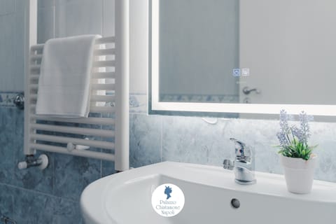 Superior Quadruple Room | Bathroom | Shower, hair dryer, bidet, towels