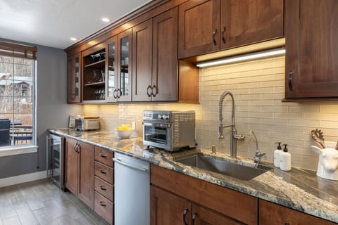 Condo, 3 Bedrooms | Private kitchen | Fridge, oven, coffee/tea maker, toaster