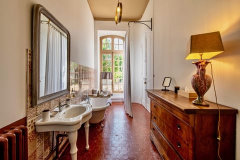 Deluxe Double or Twin Room, Courtyard View | Bathroom | Hair dryer, towels