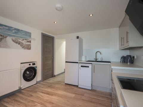 Dishwasher, electric kettle, toaster, cookware/dishes/utensils