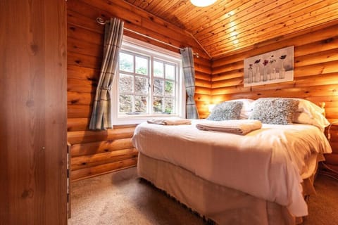Traditional Cabin | 3 bedrooms, free WiFi, bed sheets
