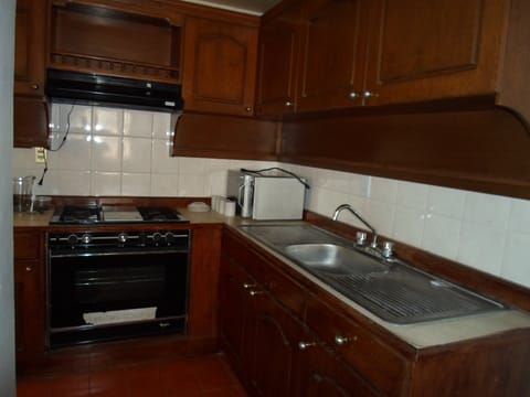 Family Suite, Multiple Beds, Kitchen | Private kitchen | Shared fridge, microwave