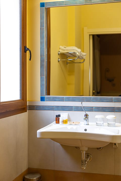 Standard Double or Twin Room | Bathroom | Shower, rainfall showerhead, hair dryer, slippers