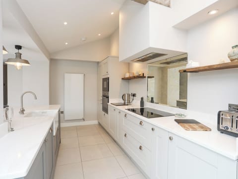 Cottage | Private kitchen | Fridge, dishwasher, electric kettle, toaster