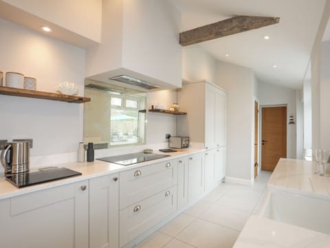 Cottage | Private kitchen | Fridge, dishwasher, electric kettle, toaster