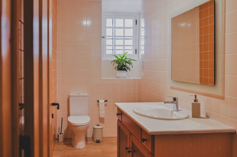 Shower, rainfall showerhead, free toiletries, hair dryer