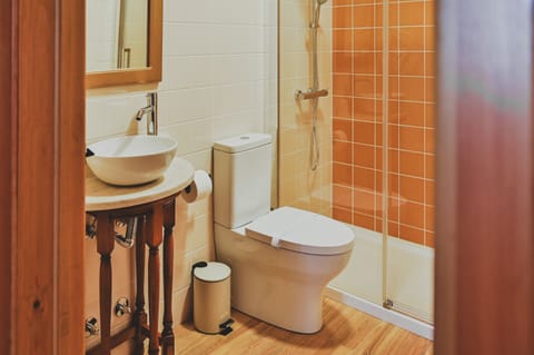 Shower, rainfall showerhead, free toiletries, hair dryer